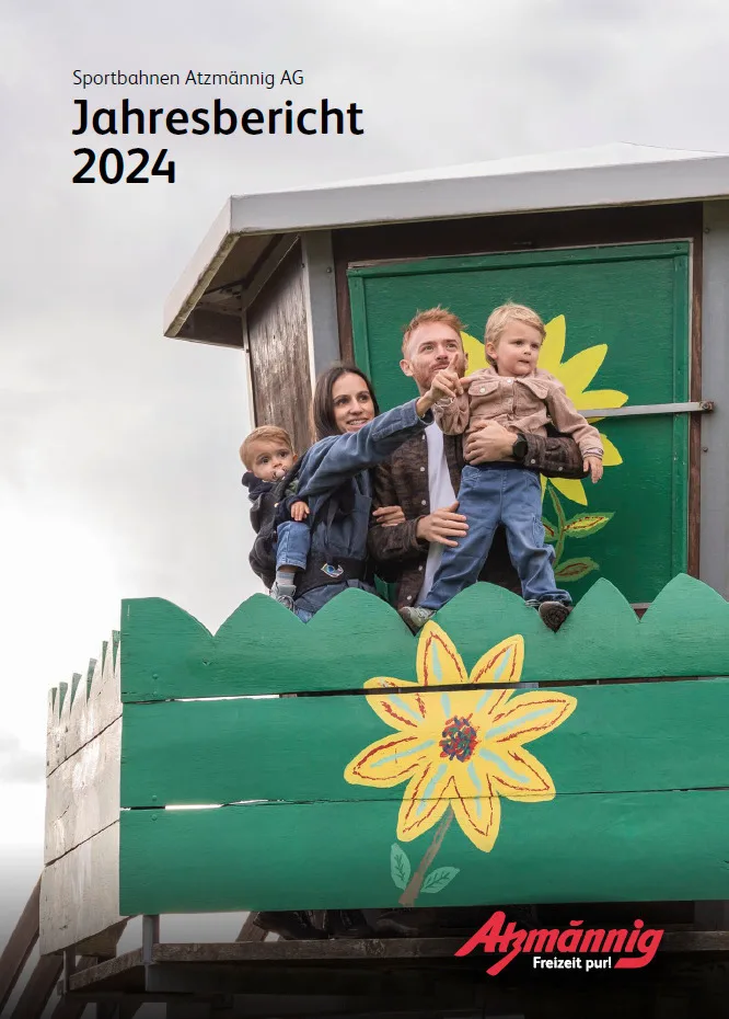 DieTitelseite des Jahresberichts 2024 der Sportbahnen Atzmännig AG. Man sieht eine Familie mit zwei kleinen Kindern, die auf einem Holzturm steht.