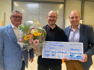31407621-9 Jedes Jahr vergeben Lindau und Illnau-Effretikon einen Anerkennungspreis (v.l.): Lindaus Gemeindepräsident Bernard Hosang, Reto Jegen und Marco Nuzzi, Stadtpräsident von Illnau-Effretikon.