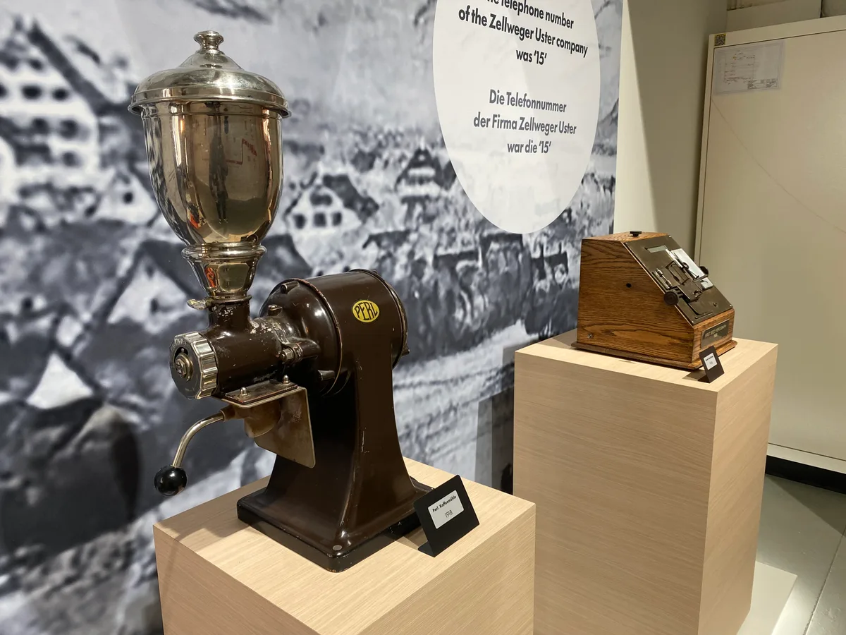Eine Kaffeemaschine mit elektrischem Mahlwerk im Uster-Museum.