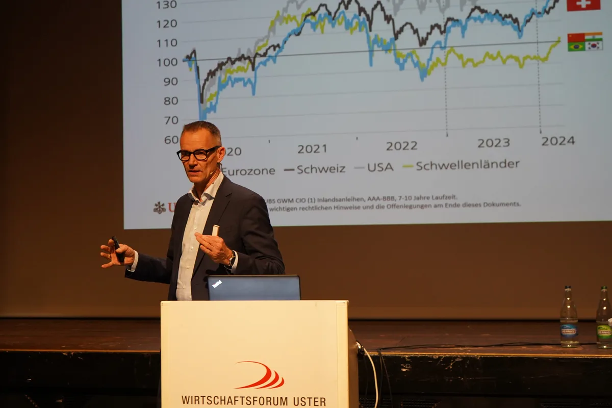 UBS-Chefökonom Daniel Kalt hatte für die Anleger eine beruhigende Botschaft: Trotz steigender Aktienkurse droht keine Blase. Dafür sorgen Kurs-Gewinn-Verhältnisse deutlich unter jenen vor dem Platzen der Dotcom-Blase im Jahr 2000.
