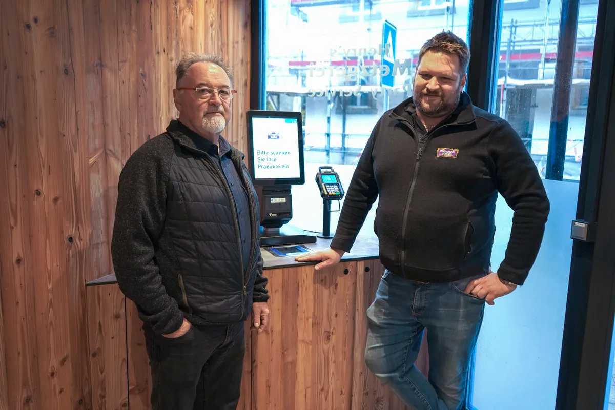 Vater Max und Sohn Silvio Keller in ihrem neuen Self-Scanning-Shop in Russikon.