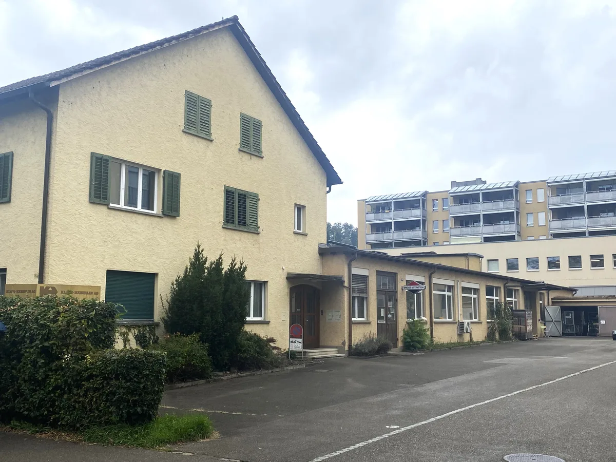 Ein älteres, einstöckiges Gewerbehaus im Zentrum von Uster.
