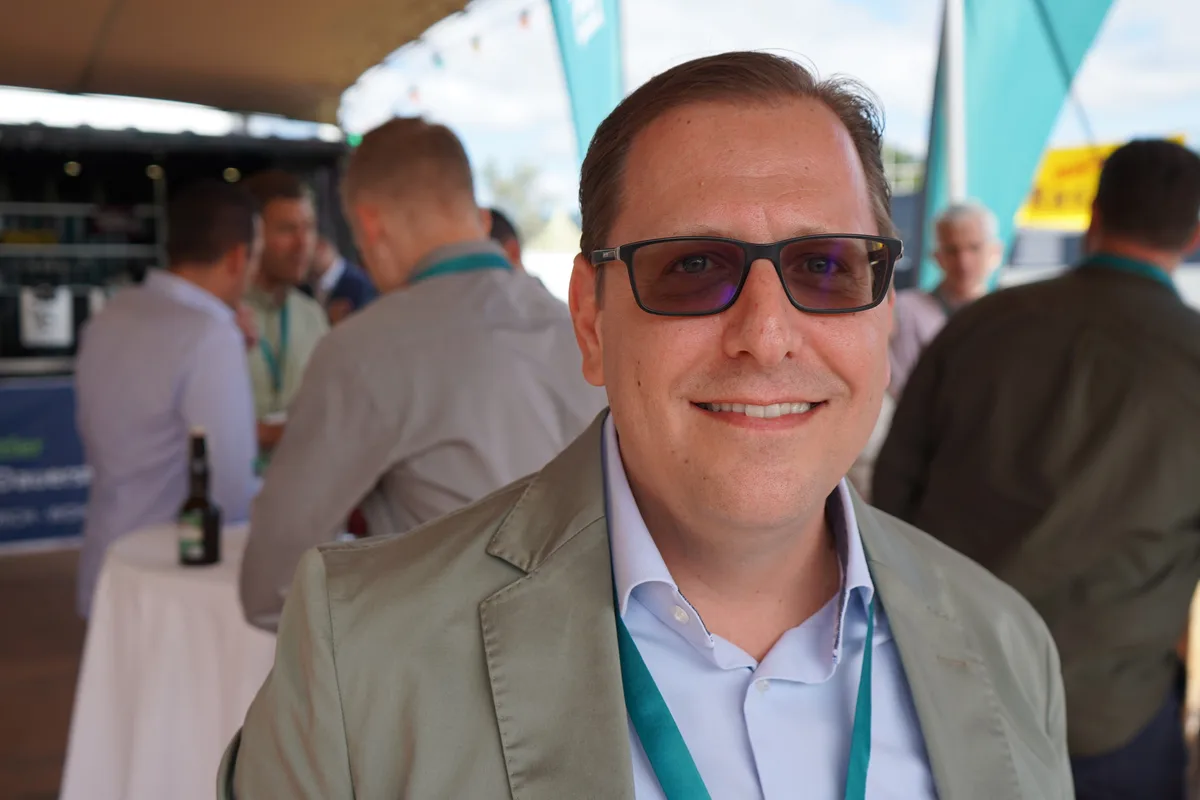 Porträtbild eines Mannes mit Brille.