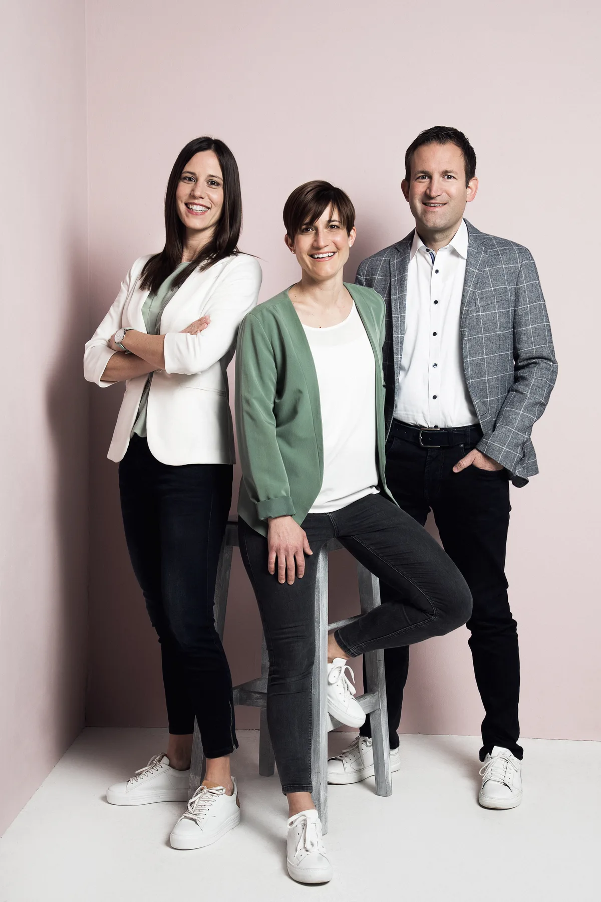 Und weil wir für das Teaserbild die Füsse abschneiden mussten, hier noch in Lebensgrösse und mit Schuhen (von links): Martina Walder, Sandra Furger-Walder und Daniel Walder. Gruppenbild mit zwei Frauen und einem Mann.