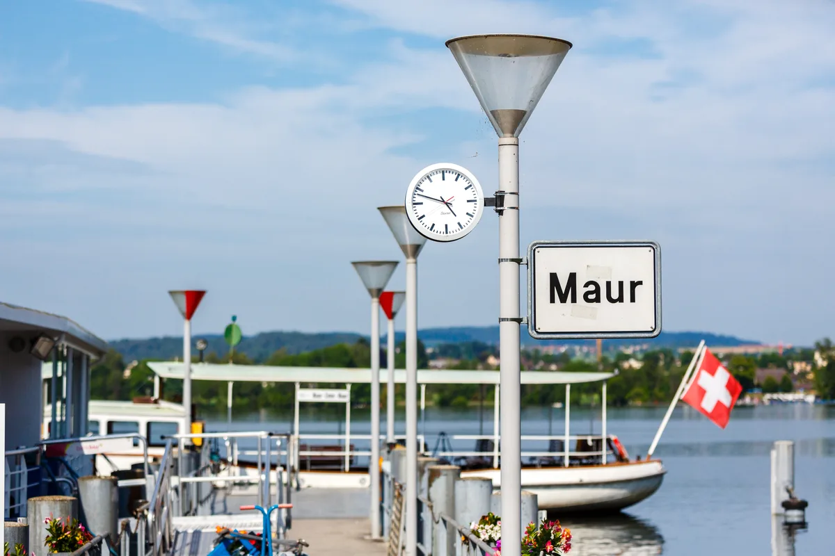 Maur ist finanziell ein sicherer Hafen – aber die Gemeinde muss viel Geld in den Finanzausgleichstopf einzahlen. Der Schiffsteg in Maur mit einem Schiff.