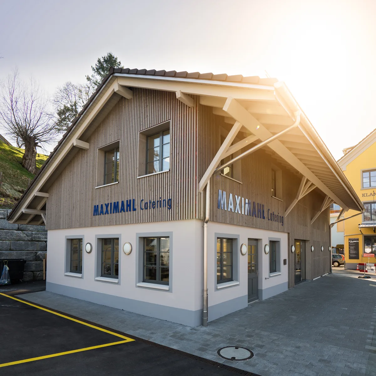 Aussenansicht eines Hauses. Es ist mit Maximahl Catering angeschrieben.