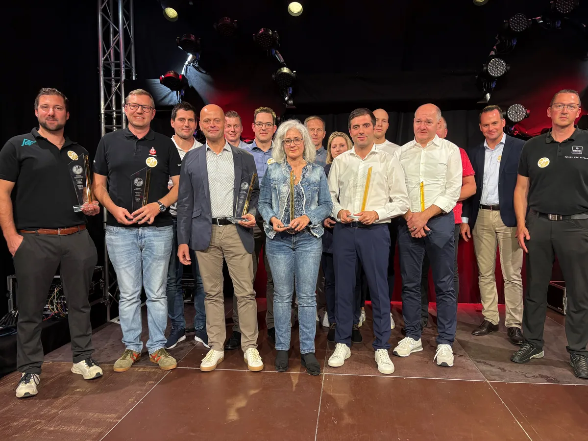 Gruppenbild mit Metzgern, die vom Schweizer Fleisch-Fachverband für ihre hohe Qualität ausgezeichnet wurden.