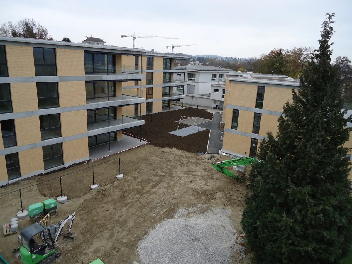 Eine moderne Wohnüberbauung von aussen.