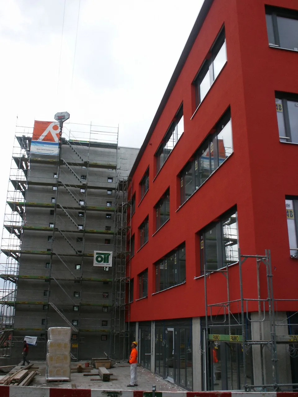 Ein rotes Geschäftshaus im Bau.