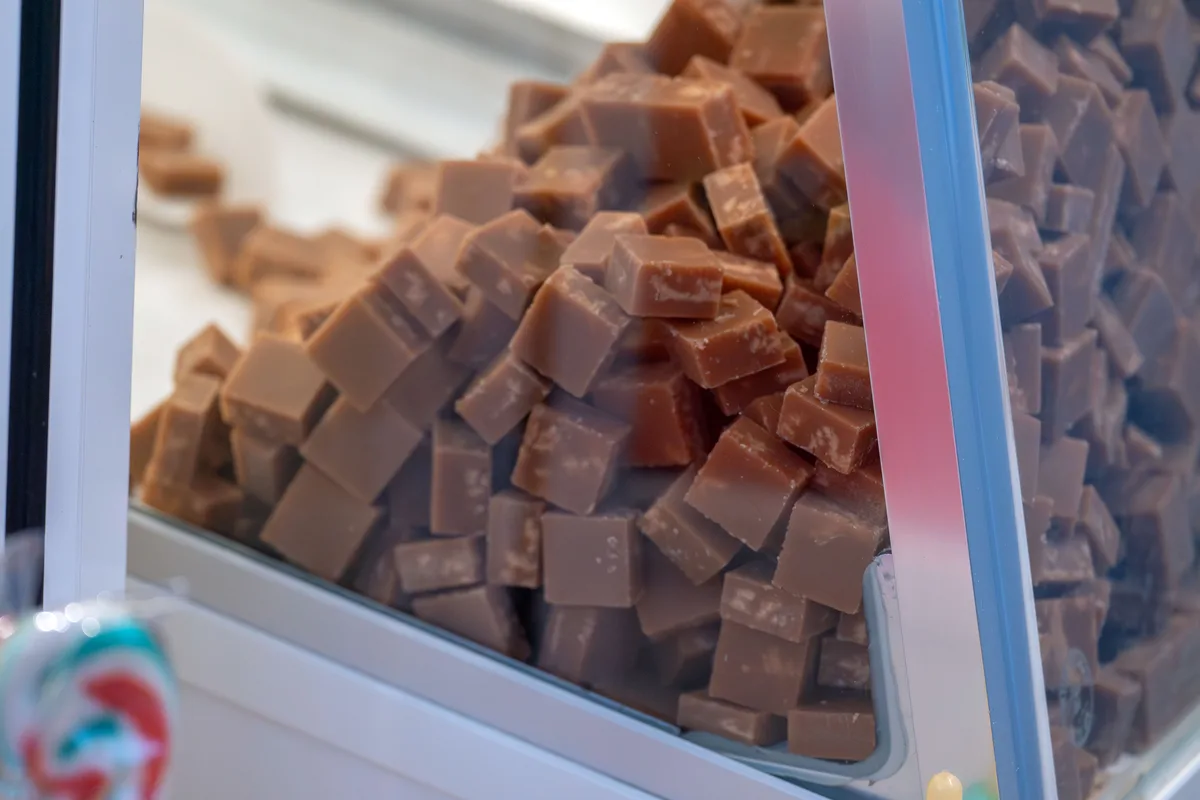 Eine Auslage mit vielen braunen Nideltäfeli.