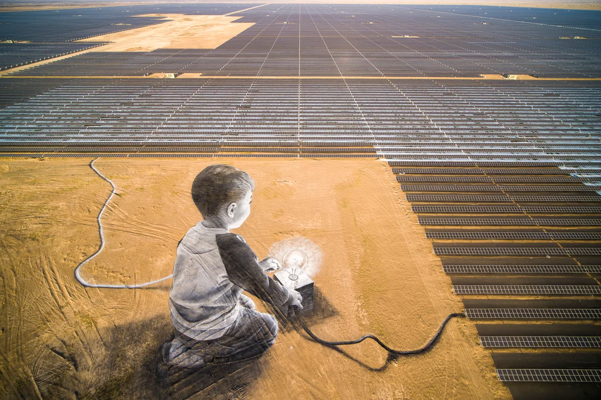 Ibri2 ist die derzeit grösste Solaranlage im Oman mit einer Fläche von11'250 Quadratmetern. Das riesige Bild des kleinen Jungen im Vordergrund stammt vom französisch-schweizerischen Künstler Saype und trägt den Namen: «Towards good ideas?» Das Werk wurde am 11. März 2023 zum 50-Jahr-Jubiläum der diplomatischen Beziehungen Schweiz-Oman von Salim Al-Huthaili, CEO von Solar Wadi, eingeweiht.