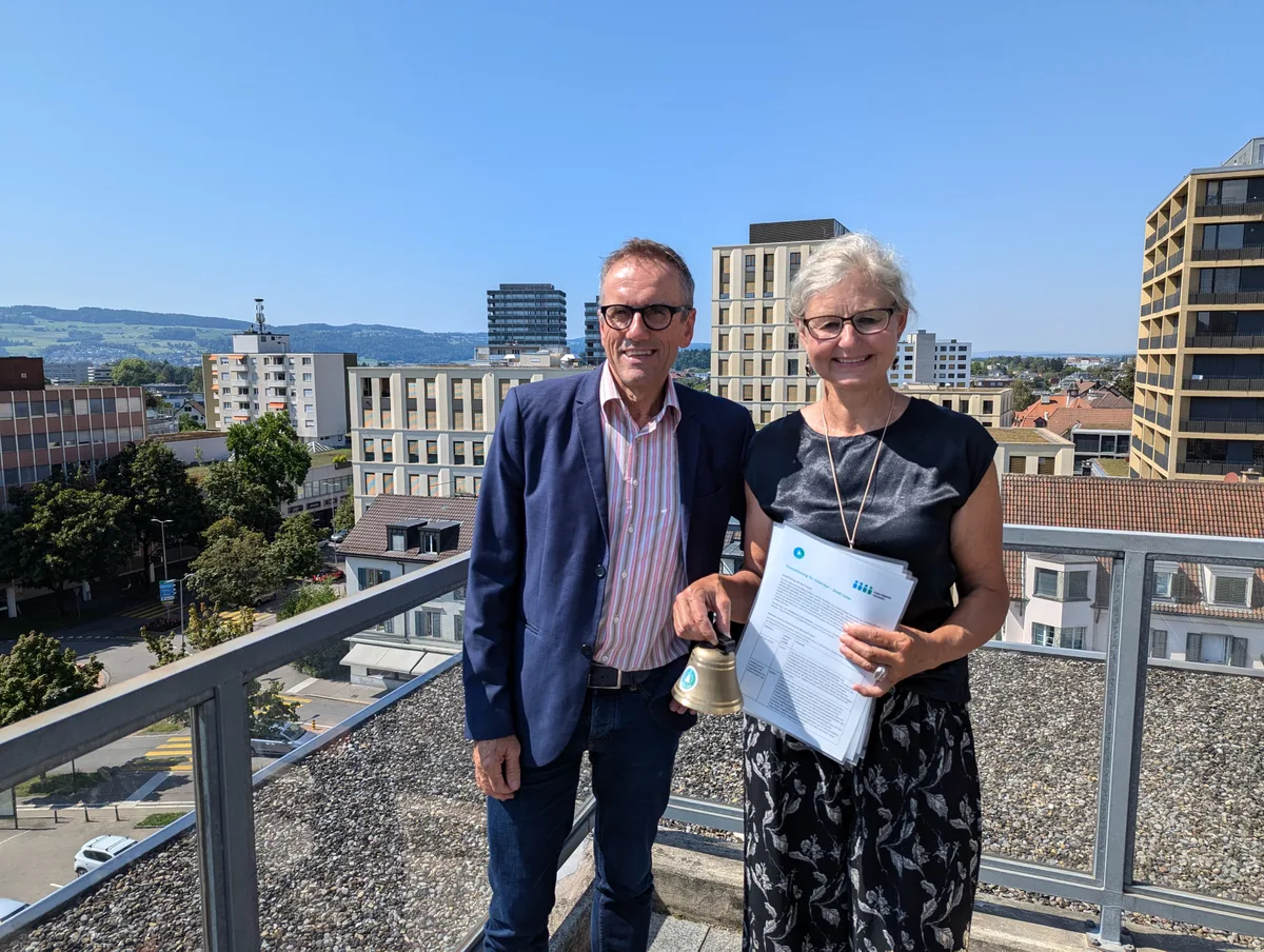 Stefan Flückiger und Barbara Thalmann auf dem Dach des Stadthauses in Uster.