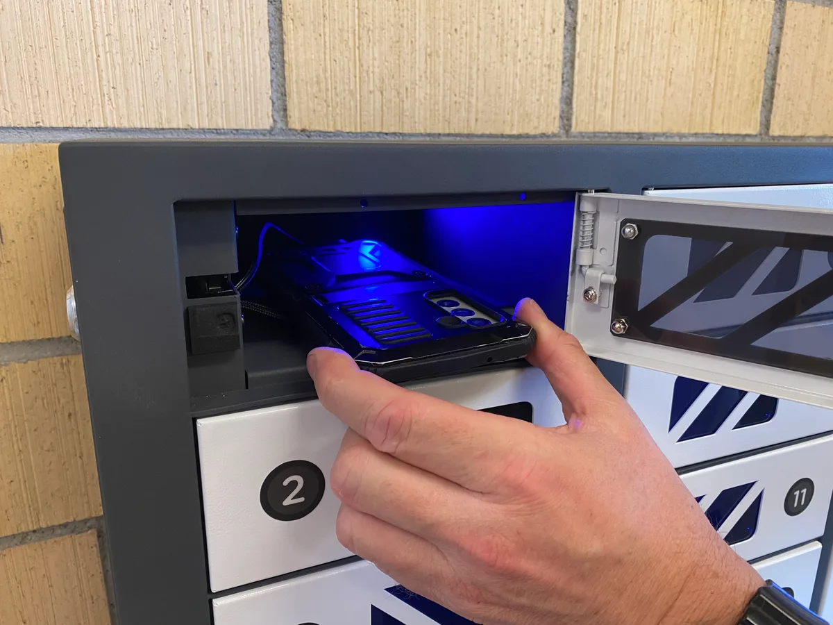Die Schülerinnen und Schüler der Oberstufe in Egg verstauen ihre Mobiltelefone im Phone Locker. Die Schülerinnen und Schüler der Oberstufe in Egg verstauen ihre Mobiltelefone im Phone Locker.