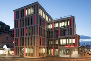 31232300-19 Der Hauptsitz der Raiffeisenbank Zürcher Oberland in Uster.