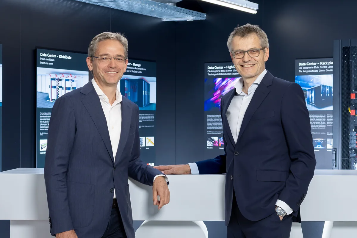 25987465-6 Roger Baumann (links) folgt auf Michel Riva als CEO von R+M in Wetzikon.