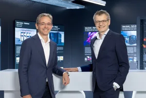 25987465-6 Roger Baumann (links) folgt auf Michel Riva als CEO von R+M in Wetzikon.