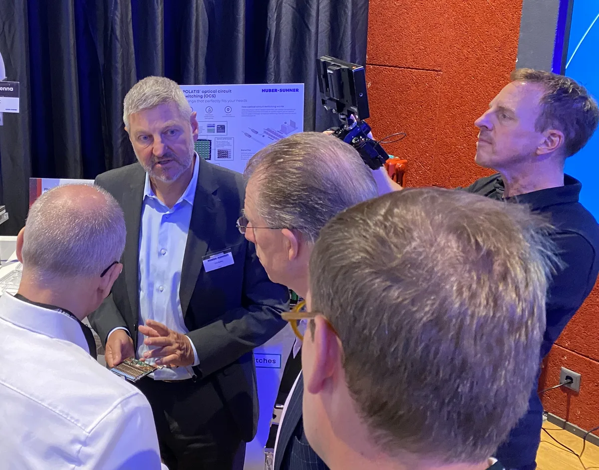 Im Austausch mit Analysten, Investoren und Journalisten: Urs Ryffel, nahbarer CEO von Huber+Suhner.