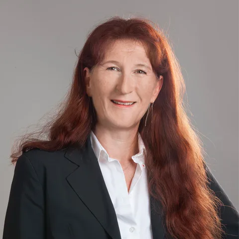Porträt von Sarah Mohr-Lämmle, CEO von Laemmle Chemicals in Madetswil. Eine Frau mit langen Haaren im  Business Look.