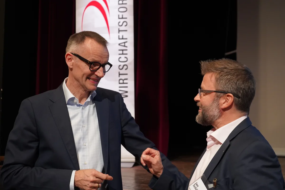 Zwei Männer im Gespräch.
