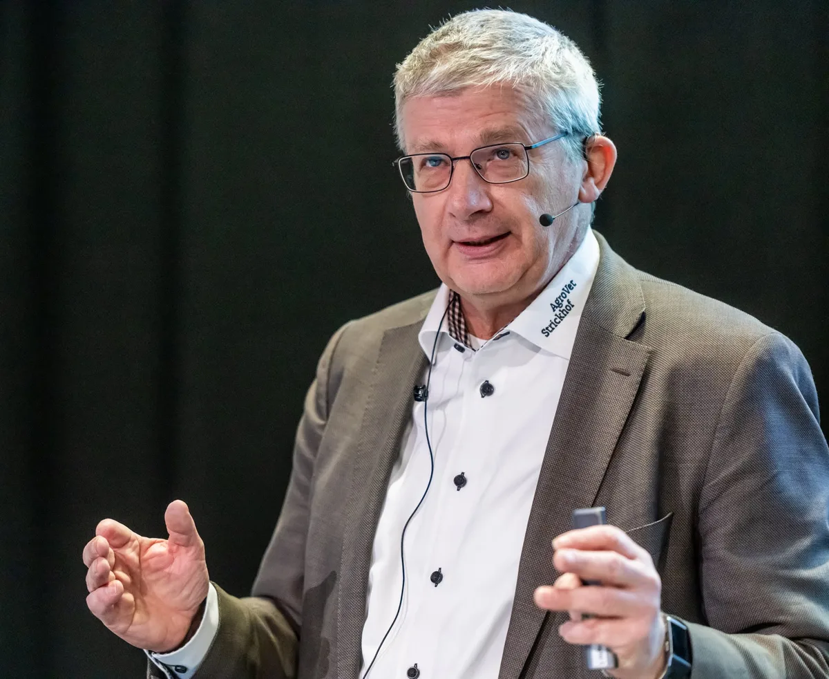 Ein Mann hält eine Rede.