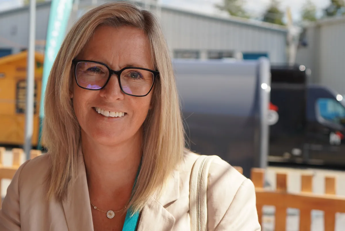 Porträtbild eine blonden Frau mit Brille.