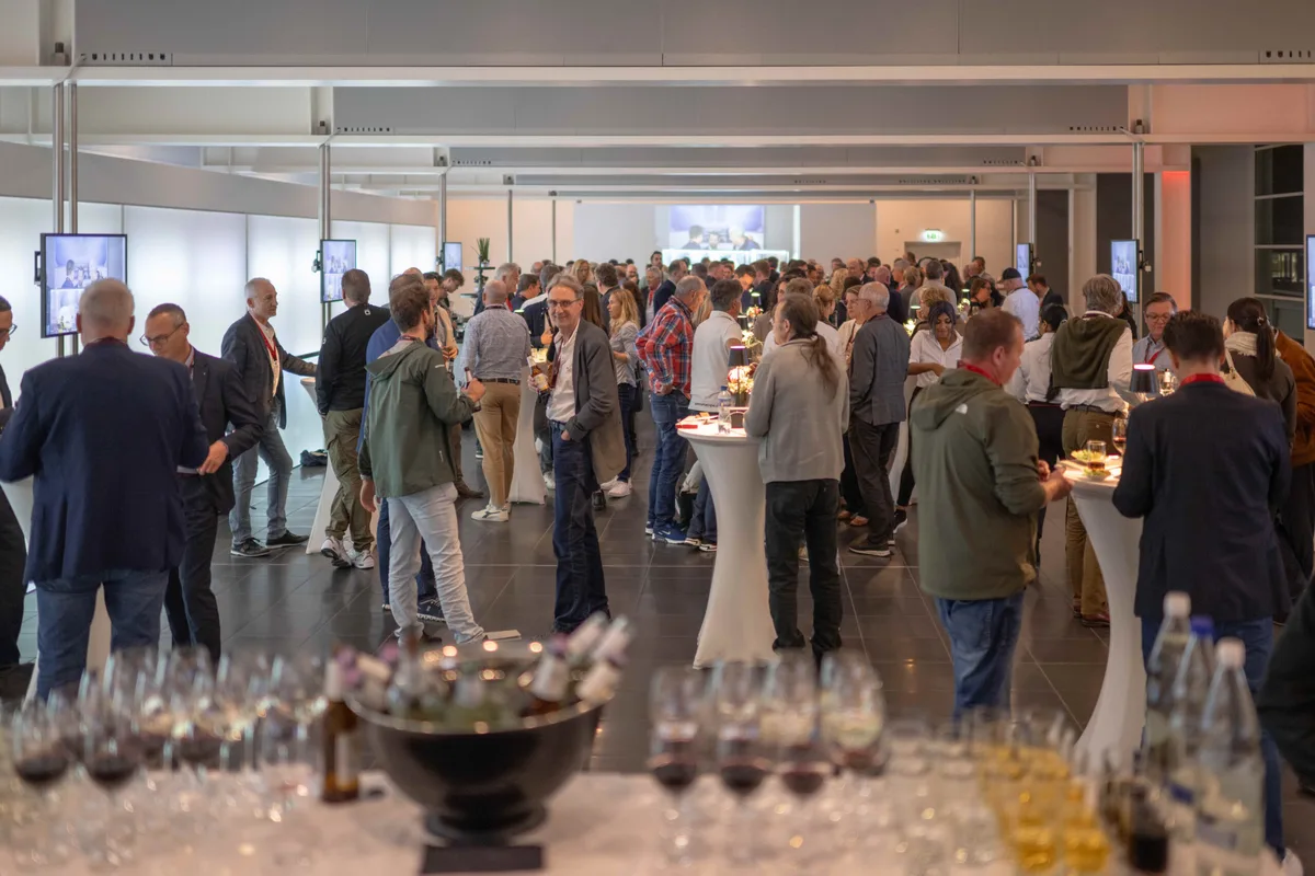 Wichtiges und abschliessendes Traktandum: Apéro Riche und Networking. Hinwil, Standortförderung ZüriOberland, Unternehmer:innen Gespräch 2023 bei Sauber Rennsport in Hinwil. Motto «Poleposition für den unternehmerischen Vorsprung», 26.10.23, Foto: Manuela Matt