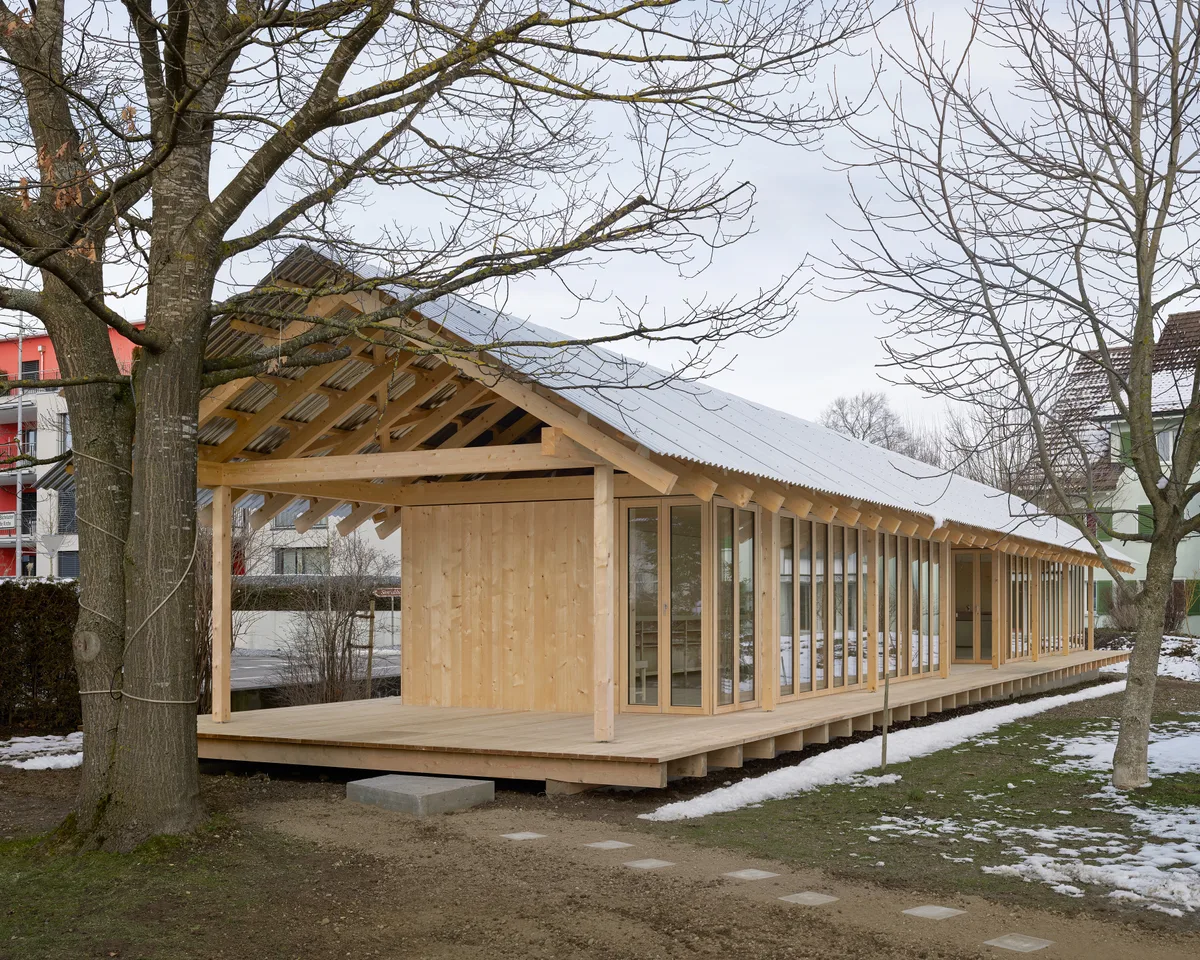 Ein länglicher Pavillon aus hellem Fichtenholz.