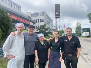 Roland Schneider (2.v.l.) mit einigen seiner ukrainischen Mitarbeitenden (v.l.): Alexi Protassow arbeitet in der Konditorei, Oksana Smojenkova in der Küche, Maria Pudovkina am Buffet und Vladislav Popov im Service. Roland Schneider (2.v.l.) mit einigen seiner ukrainischen Mitarbeitenden (v.l.): Alexi Protassow arbeitet in der Konditorei, Oksana Smojenkova in der Küche, Maria Pudovkina am Buffet und Vladislav Popov im Service.