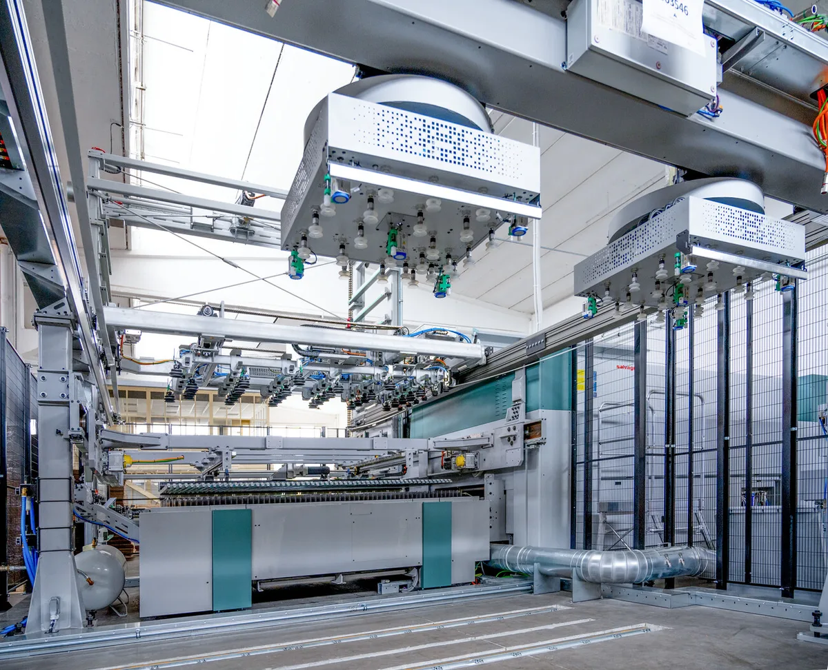Eine Laserschneidmaschine für die Schrankfertigung bei Reichle und Massari Tecnosteel in Italien.