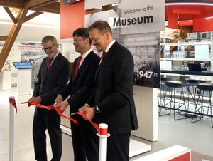 27293474-2 Feierliche Eröffnung (v.l.): Philip Mosimann (VR-Präsident Uster Technologies AG), Toru Suzuki (Geschäftsleitung Toyota Industries Corp.) und Uster-CEO Davide Maccabruni.