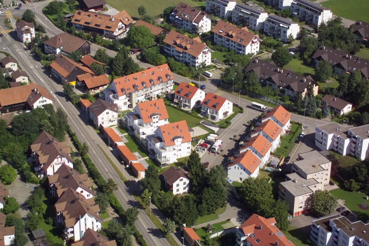 Luftaufnahme einer modernen Überbauung.