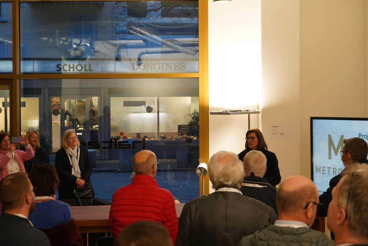 Besichtigung des Neubaus Metropol durch das Wirtschaftsforum Wetzikon. Sandra Elliscasis begrüsst die Teilnehmenden.