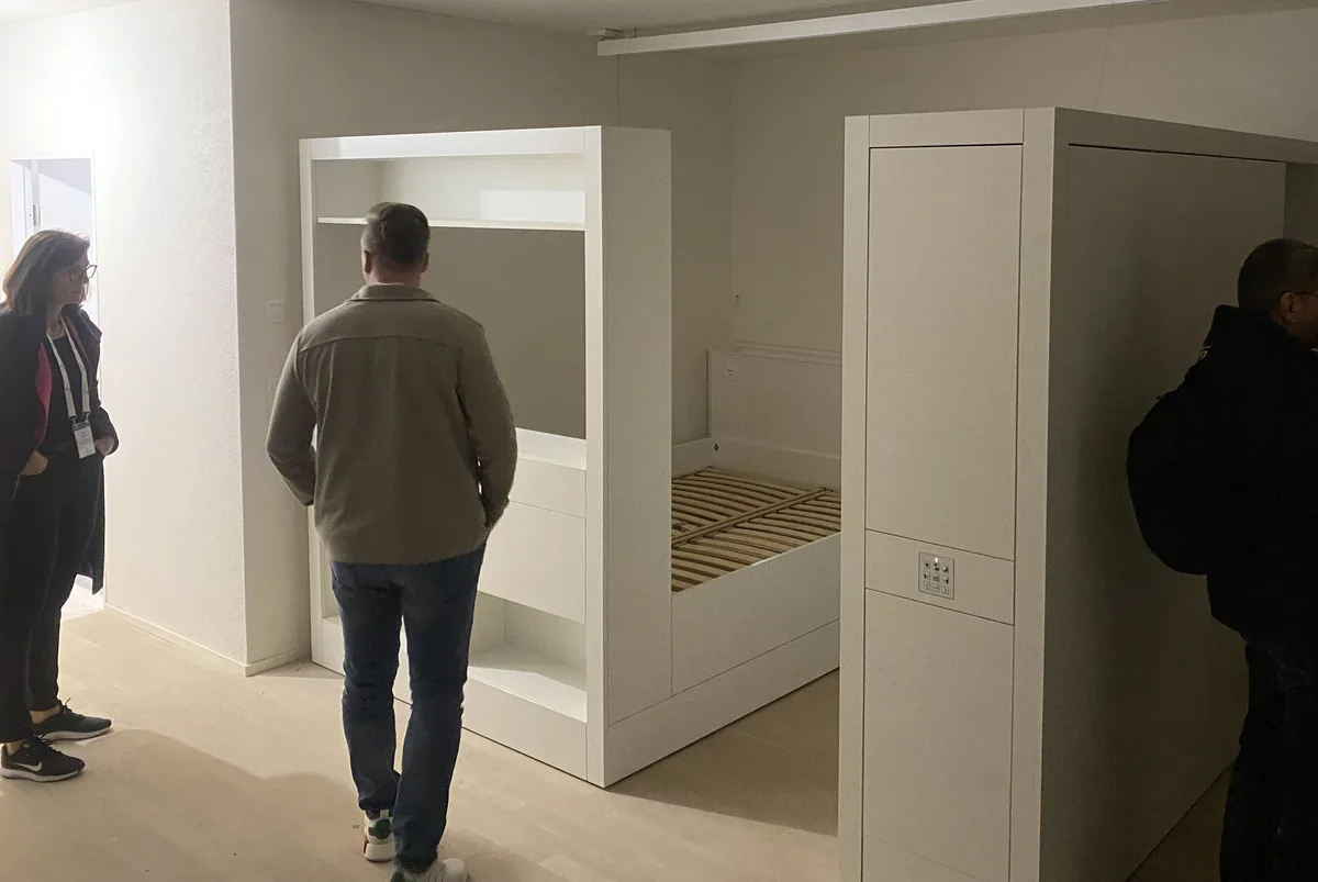 Besichtigung des Neubaus Metropol durch das Wirtschaftsforum Wetzikon. Menschen besichtigen eine Wohnung.