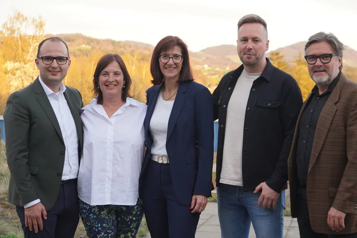 Gruppenbild mit zwei Frauen und drei Männern.