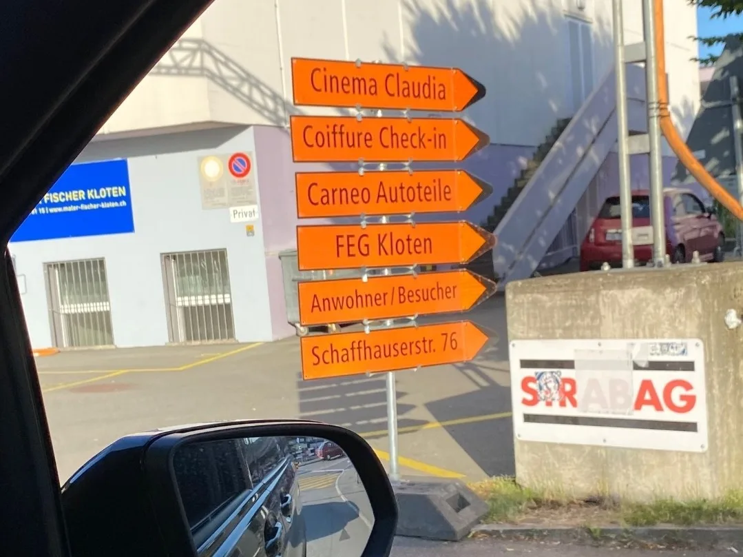31130594-5 In Kloten gehts: Wegweiser rund um eine Baustelle im Zentrum.