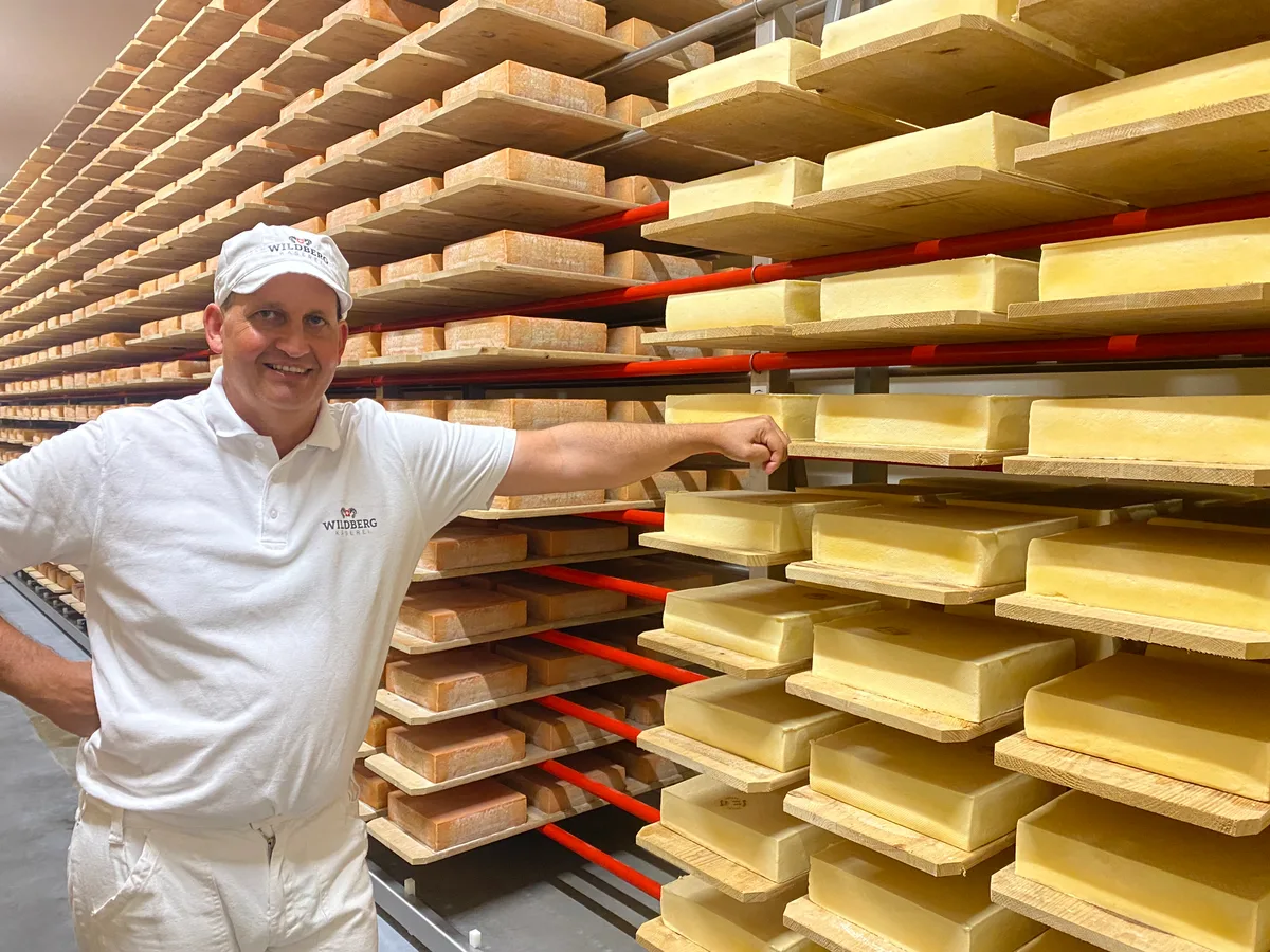 Niemand macht einen besseren Rohmilch-Tilsiter als seine Käserei. Roland Rüegg, der Geschäftsführer der Käserei Wildberg. Niemand macht einen besseren Rohmilch-Tilsiter als seine Käserei. Roland Rüegg, der Geschäftsführer der Käserei Wildberg.