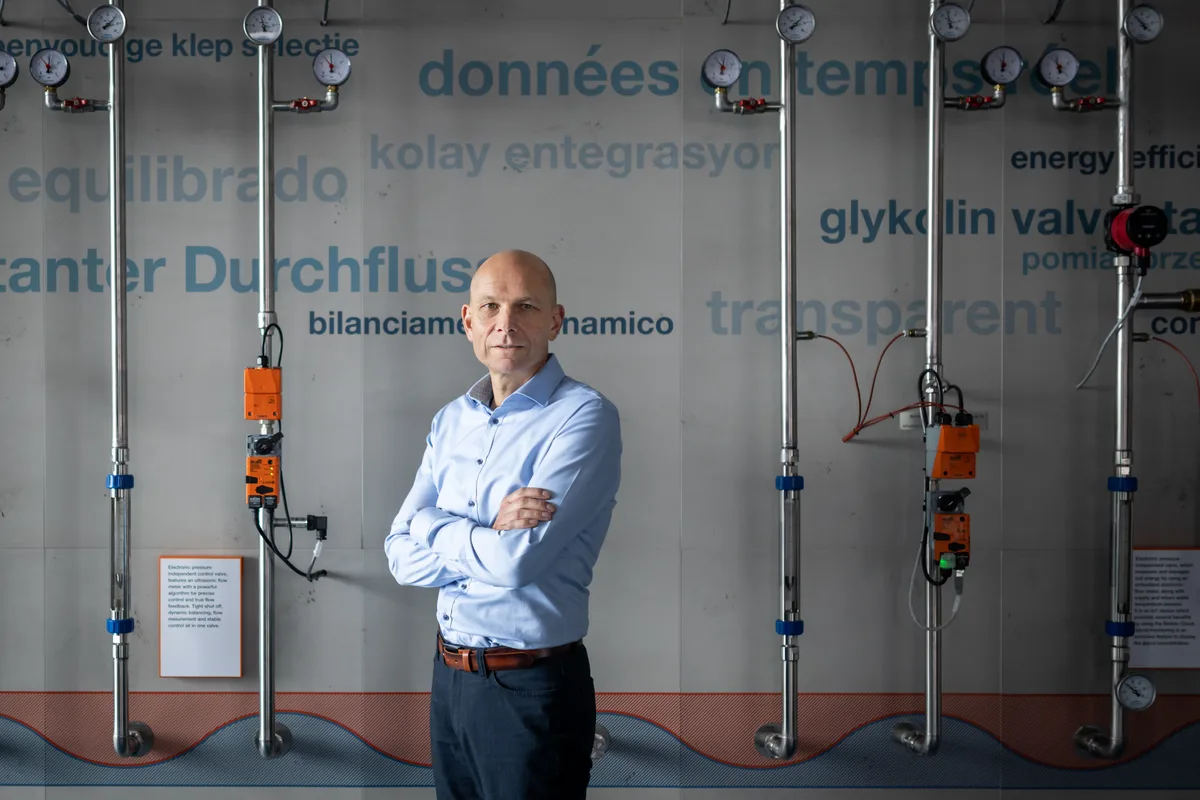 «Erheblicher zusätzlicher Aufwand»: Lars van der Haegen, CEO von Belimo. (Archiv) Lars van der Haegen, CEO Belimo, in der Produktion in Hinwil