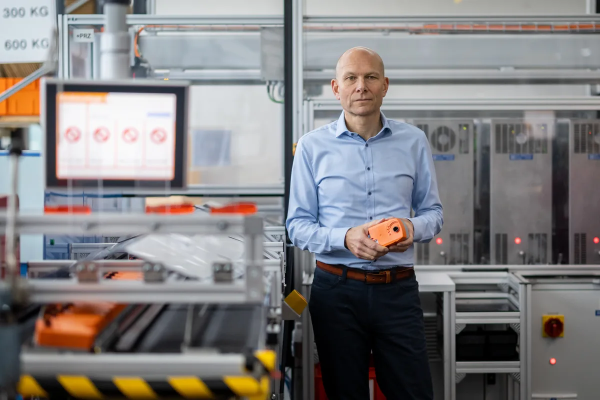 28894950-8 Lars van der Haegen, CEO Belimo, in der Produktion in Hinwil