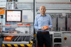 28894950-8 Lars van der Haegen, CEO Belimo, in der Produktion in Hinwil