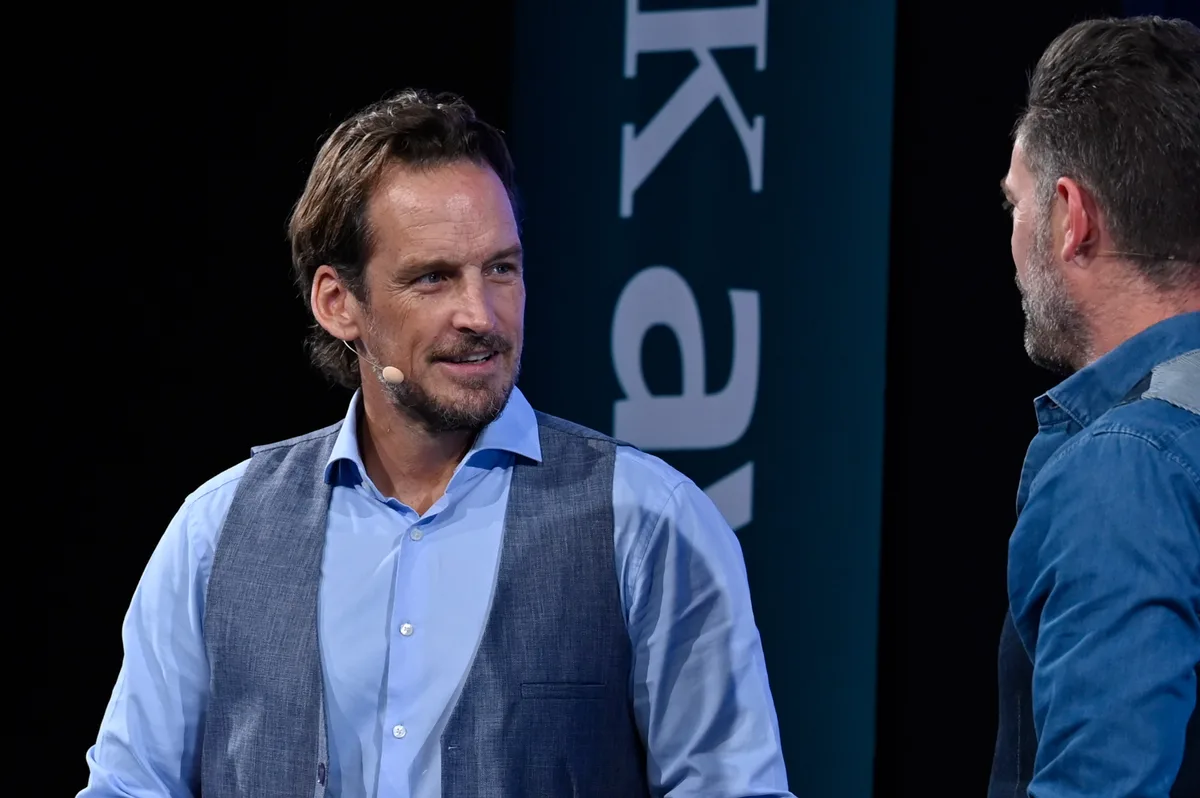 13502901-6 Patrick Fischer sprach am KMU Forum über «Resilienz im Sturm» und äusserte sich im Gespräch mit Moderator Lukas Studer zur Impf-Affäre und seiner Absetzung als Nationalcoach.