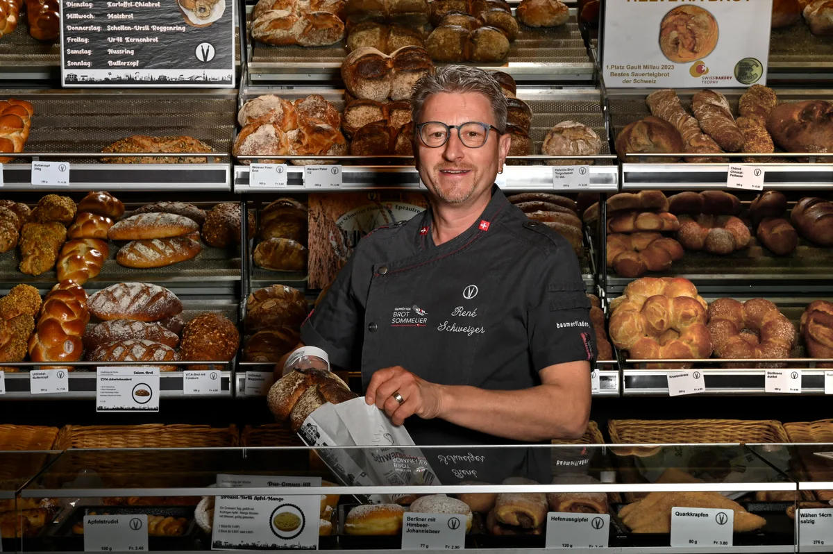 René Schweizer im Laden in Steg. Die Filiale ist der zentralen Produktion angegliedert.