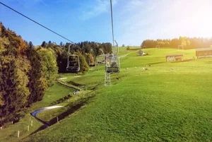 12105941-5 In die Jahre gekommen: Die Sesselbahn auf den Atzmännig existiert seit 1971, die Sommerrodelbahn wurde 1977 in Betrieb genommen.