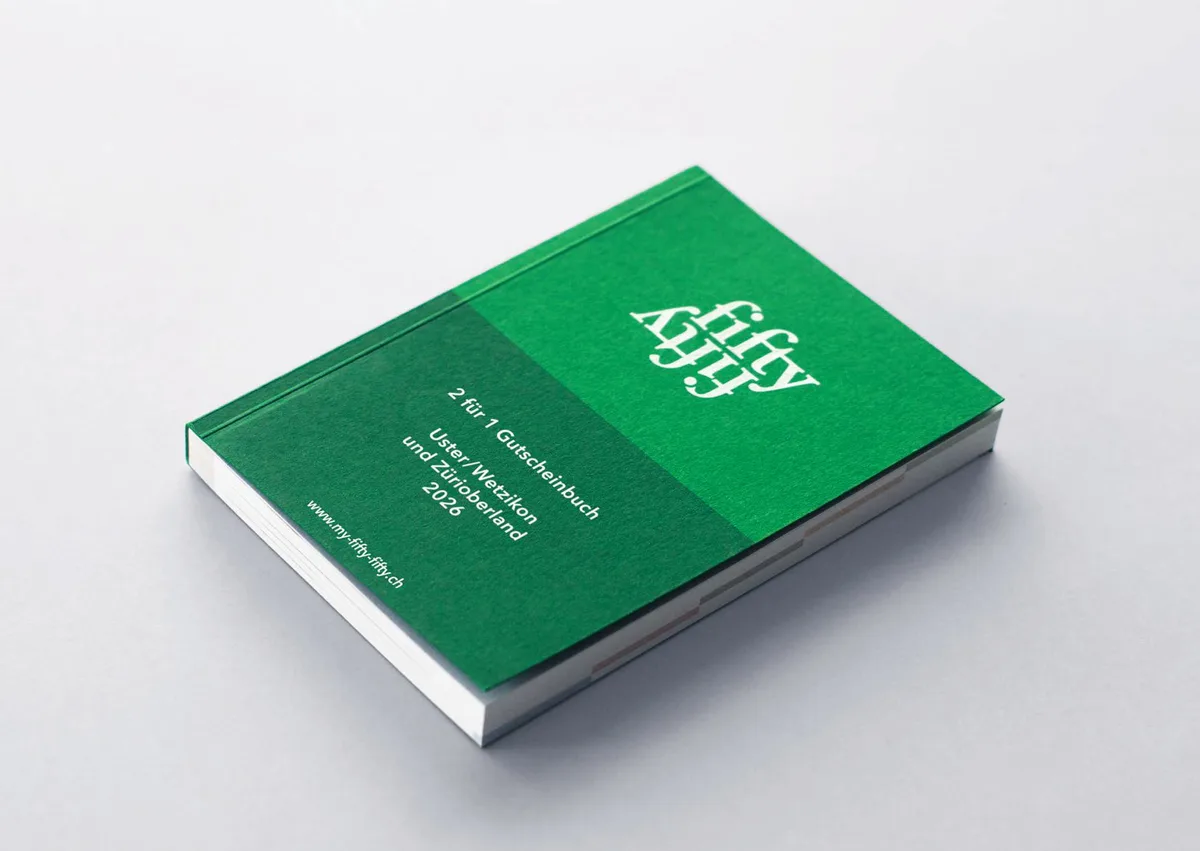 Ab sofort erhältlich: Das Gutscheinbuch «fifty-fifty» kostet 39 Franken. Das Gutscheinbuch 2026 für das Zürcher Oberland. Ein grüner Hardcover-Umschlag mit der Aufschrift «fifty-fifty».
