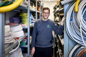 René Schmid, Geschäftsführer von Elektro Oberland in Bauma, posiert in einem Lagerraum, 10. November 2022. René Schmid, Geschäftsführer von Elektro Oberland in Bauma, posiert in einem Lagerraum, 10. November 2022.