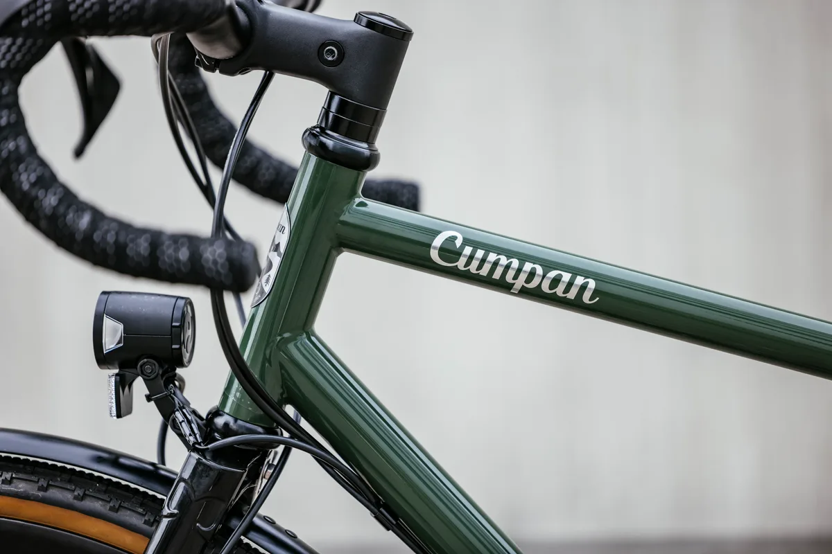 Ein grünes Fahrrad mit Rennlenker. Auf dem Rahmen die Aufschrift «Cumpan».