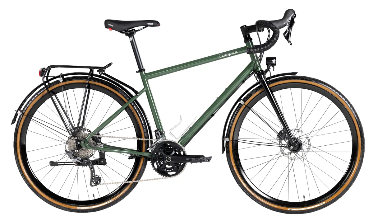 Ein grünes Fahrrad mit Rennlenker. Auf dem Rahmen die Aufschrift «Cumpan».