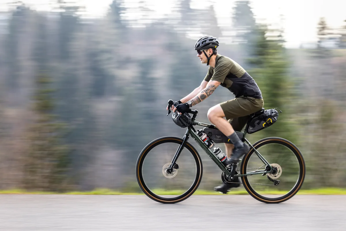 Ein grünes Fahrrad mit Rennlenker. Auf dem Rahmen die Aufschrift «Cumpan».