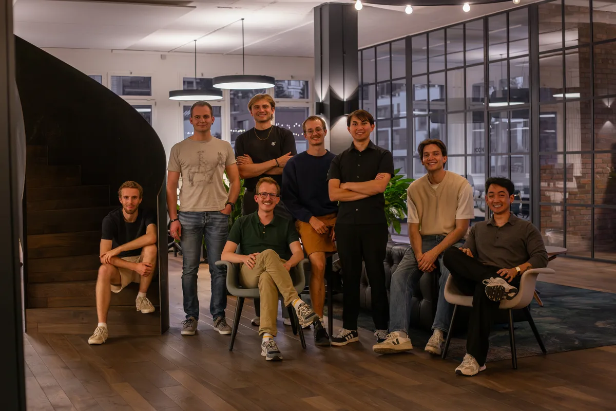 Gruppenbild des Teams von Next Business in ihren Büroräumlichkeiten im Circle.