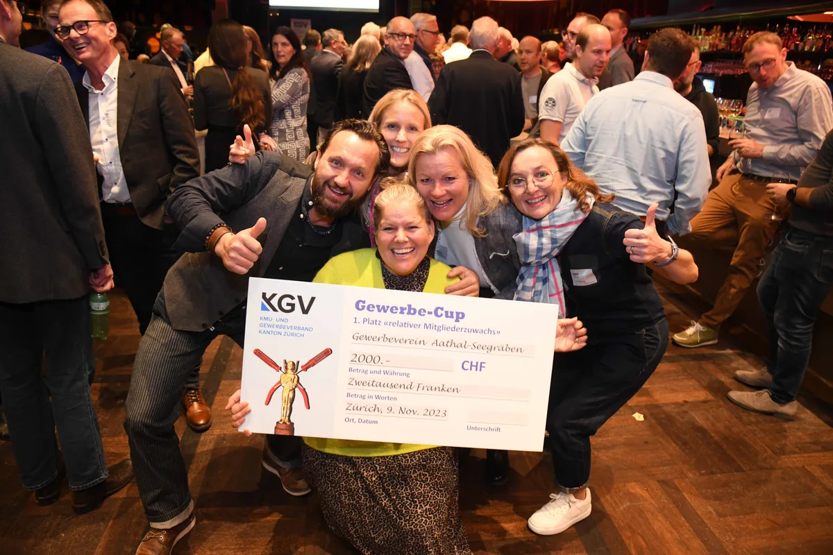 Stefanie Riwar (Mitte) und ihre Mitstreiterinnen freuen sich über den Erfolg am Gewerbe-Cup.