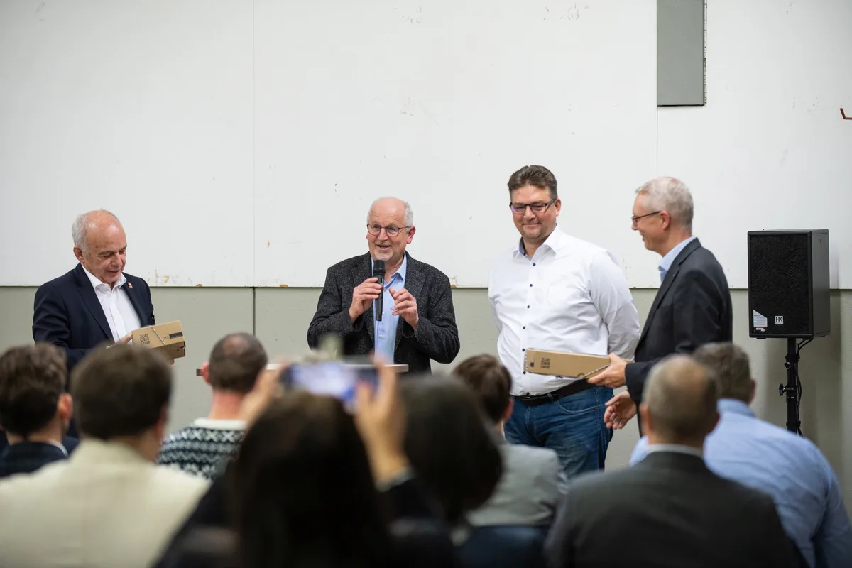 Walter Honegger in der Mitte am Mikrofon ist der Präsident des Gewerbevereins Wald und hat sich stark für das Gwerbfäscht eingesetzt. (Archiv) Vier Herren an einem Podium.